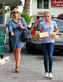th_02948_Reese_Witherspoon_Out_for_Lunch_in_Brentwood_October_22_2012_028_122_255lo.jpg