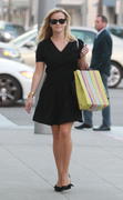th_171071817_ReeseWithspoon02052013OutShoppinginBeverlyHills2_122_348lo.jpg
