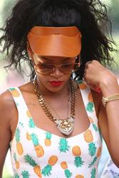 th_557873853_RihannaoutforshoppinginPortoCervo17.7.2012_31_122_387lo.jpg