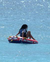 th_208434102_RihannaenjoysafunridewithfriendsonaboatinBarbados_84_122_436lo.jpg