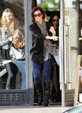 Kim Kardashian (Ким Кардашьян) - Страница 7 Th_13990_celebrity-paradise.com-The_Elder-Kim_Kardashian_2009-12-13_-_shopping_at_Barneys_New_York_6129_122_441lo