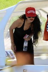 th_453685616_RihannaoutonholidaysinPortoCervo15.7.2012_49_122_458lo.jpg