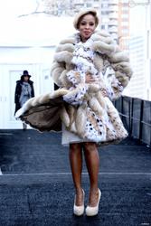 th_176498322_1382675_mary_j_blige_brings_her_fur_coat_to_a_950x0_1_122_528lo.jpg