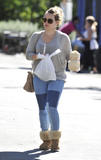 th_15412_Preppie_Hilary_Duff_shops_for_toys_before_grabbing_some_freshly_prepared_coconut_16_122_561lo.jpg