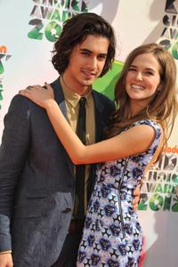 http://img31.imagevenue.com/loc596/th_358276153_CFF_Zoey_Deutch_Nickelodeons_25th_Annual_Kids_Choice_Awards_In_LA_March_31_2012_013_122_596lo.jpg