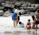 th_06258_Katie_Holmes6_Suri_and_Tom_Cruise_on_the_beach_in_Copa_Cabana_at_Sushi_place_CU_ISA_25_122_654lo.jpg