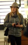 th_06062_Celebutopia-Hilary_Duff_shopping_on_Robertson_Blvd_in_Los_Angeles-09_122_826lo.jpg
