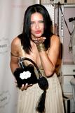 th_90884_celeb-city.org-kugelschreiber-Adriana_Lima-launches_Noir_Fragrance_and_Body_Care_Collection_7154_122_856lo.jpg