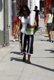 th_31154_Halle_Berry_going_to_her_yoga_lesson_19_122_906lo.jpg