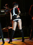 http://img31.imagevenue.com/loc1087/th_49315_celeb-city.org_Rihanna_Z100_Party_Plane_with_DKNY_JEANS_Performance_02-03-2008_015_123_1087lo.jpg