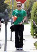 http://img31.imagevenue.com/loc408/th_472678498_Hilary_Duff_Leaving_Lemonade_in_West_Hollywood25_122_408lo.jpg