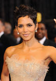 http://img31.imagevenue.com/loc418/th_66132_celebrity_paradise.com_TheElder_HalleBerry130_122_418lo.jpg