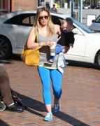 http://img31.imagevenue.com/loc476/th_290523622_Hilary_Duff_takes_son_to_a_doctors_office5_122_476lo.jpg
